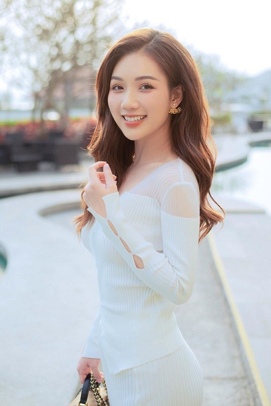 Phố trong làng: Nét đẹp ngoài đời sắc sảo mà thanh tao của nữ diễn viên vai y tá Ngọc