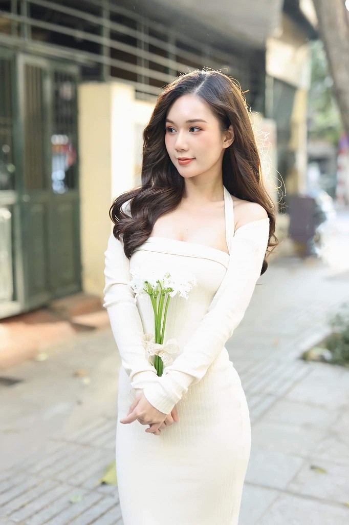 Phố trong làng: Nét đẹp ngoài đời sắc sảo mà thanh tao của nữ diễn viên vai y tá Ngọc