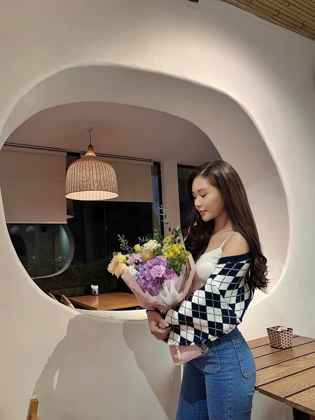 Phố trong làng: Nét đẹp ngoài đời sắc sảo mà thanh tao của nữ diễn viên vai y tá Ngọc