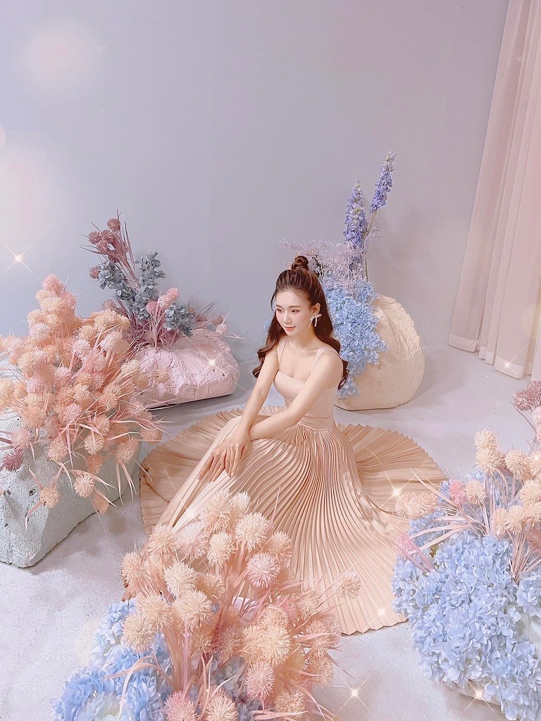 Phố trong làng: Nét đẹp ngoài đời sắc sảo mà thanh tao của nữ diễn viên vai y tá Ngọc