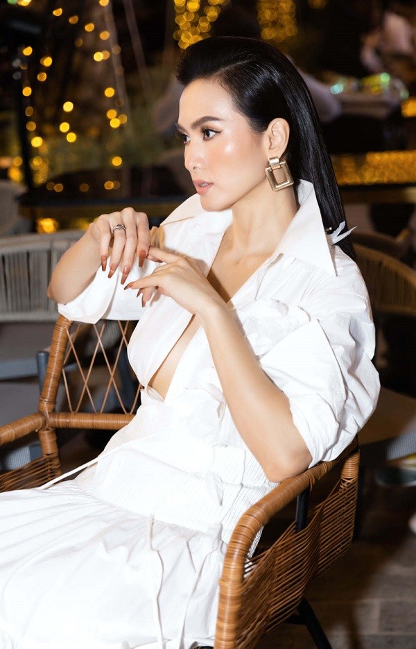 Mặc dù đã chính thức bước sang tuổi 40 và từng trải qua sinh nở nhưng vóc dáng nuột nà, nóng bỏng của Anh Thư vẫn chinh phục người hâm mộ.