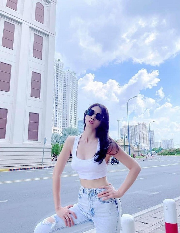 Năm 2003, Diễn viên Anh Thư được đạo diễn Vũ Ngọc Đãng giao vai chính trong phim “Những cô gái chân dài”. Bộ phim đã thành công vang dội và đưa tên tuổi Anh Thư thăng hạng trở thành người mẫu - diễn viên hạng A.