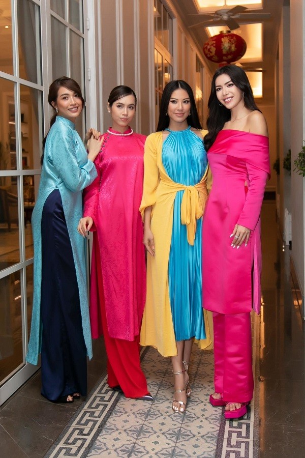 Minh Tú (ngoài cùng bên phải) chụp ảnh kỷ niệm cùng Lệ Hằng, Hoàng My, Kim Duyên (từ trái sang).