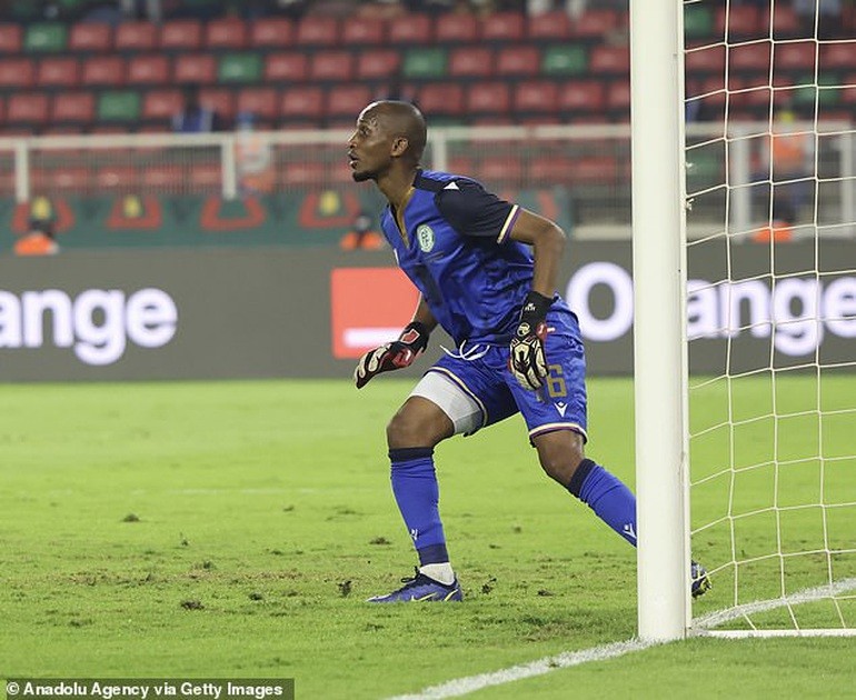 Hậu vệ Chaker Alhadhur làm thủ môn nhưng bắt bóng xuất sắc đến kinh ngạc. Hậu vệ Chaker Alhadhur làm thủ môn nhưng bắt bóng xuất sắc đến kinh ngạc.