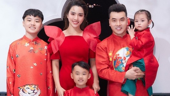 Gia đình ca sĩ Ưng Hoàng Phúc đón Tết - nhan sắc bà mẹ 3 con gây ngỡ ngàng