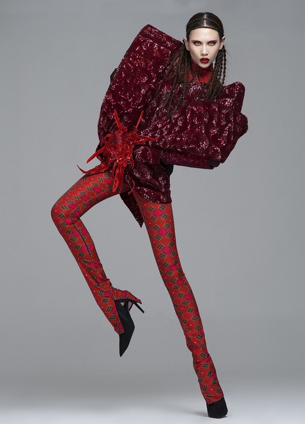 Chiều lòng fan, siêu mẫu Võ Hoàng Yến thực hiện bộ ảnh theo phong cách hóa trang 'ma mị'