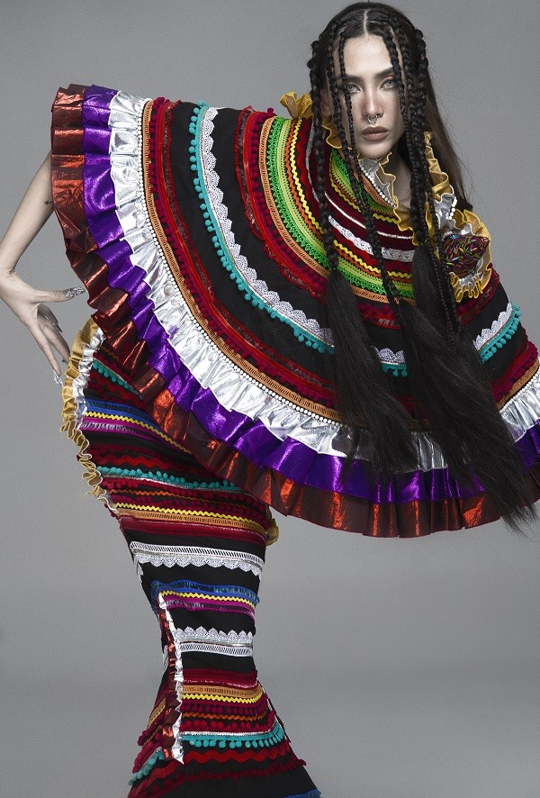 Siêu mẫu Võ Hoàng Yến hóa trang không nhận ra trong bộ ảnh gửi tặng người hâm mộ