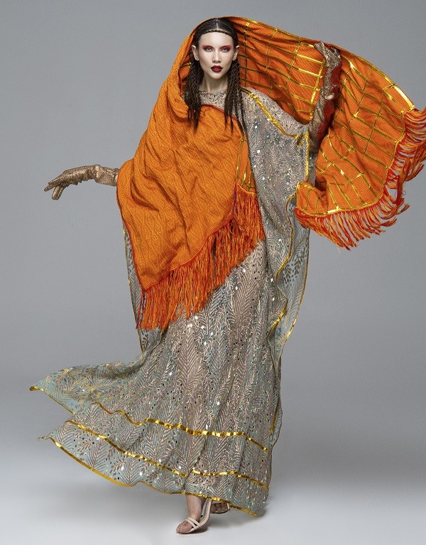 Siêu mẫu Võ Hoàng Yến hóa trang không nhận ra trong bộ ảnh gửi tặng người hâm mộ