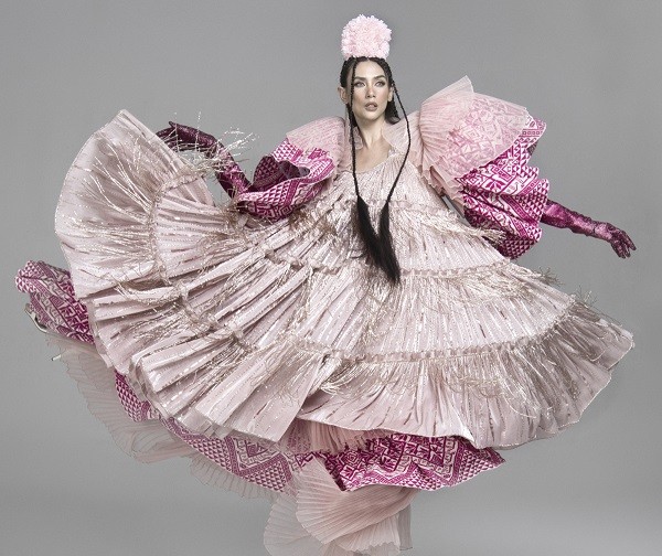 Siêu mẫu Võ Hoàng Yến hóa trang không nhận ra trong bộ ảnh gửi tặng người hâm mộ