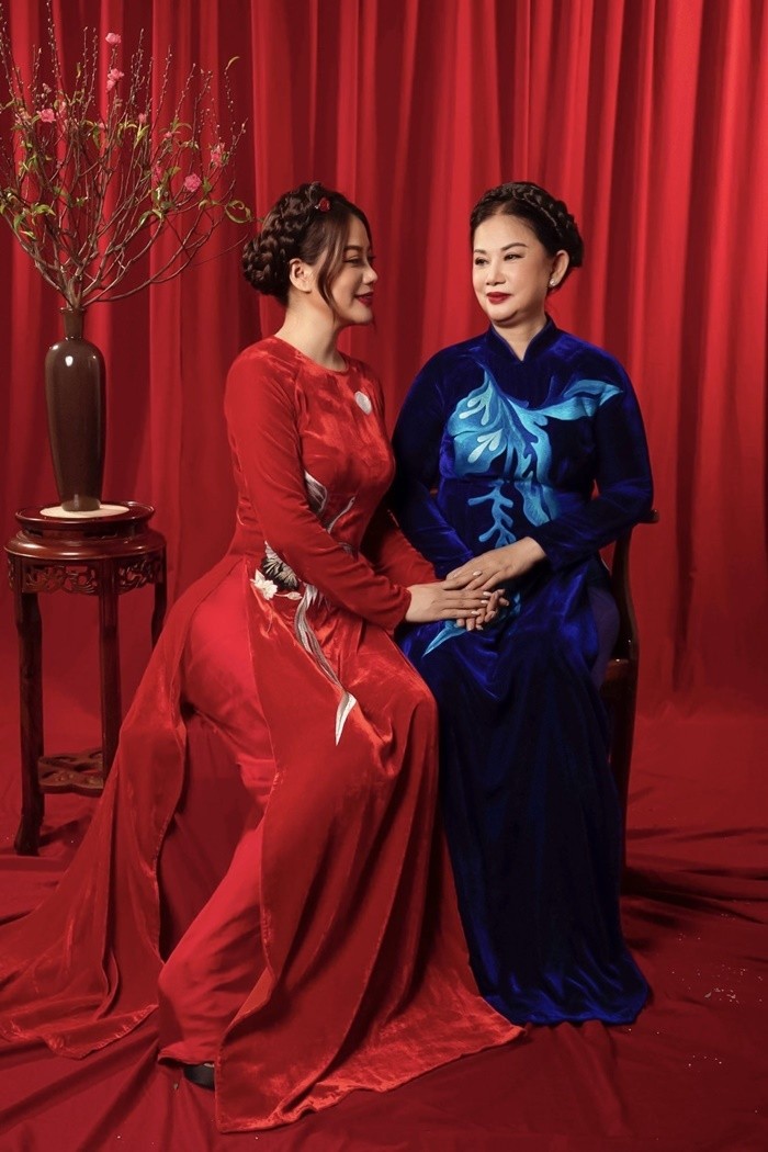 Ba thế hệ nhà Trương Ngọc Ánh mặc áo dài chụp ảnh Tết