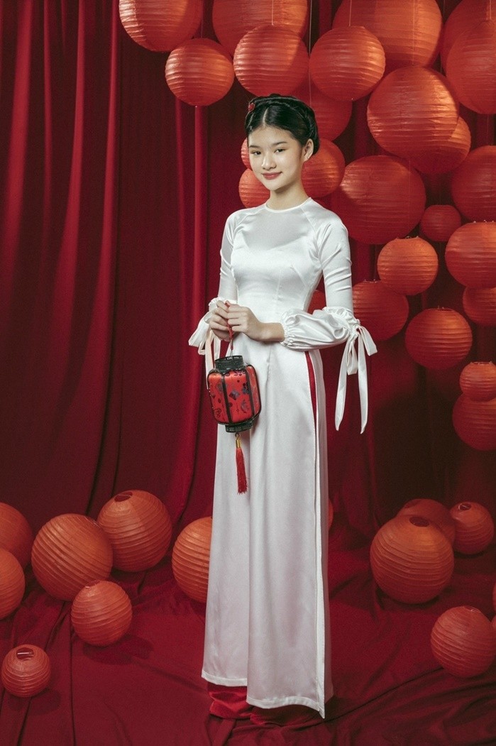 Ba thế hệ nhà Trương Ngọc Ánh mặc áo dài chụp ảnh Tết