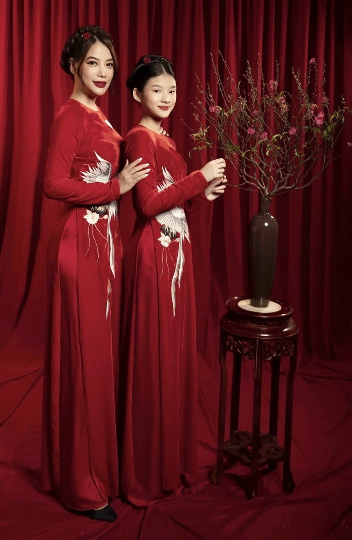 Ba thế hệ nhà Trương Ngọc Ánh mặc áo dài chụp ảnh Tết