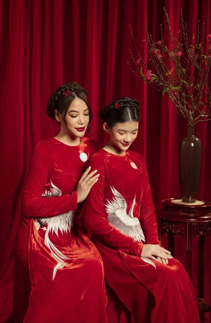 Ba thế hệ nhà Trương Ngọc Ánh mặc áo dài chụp ảnh Tết