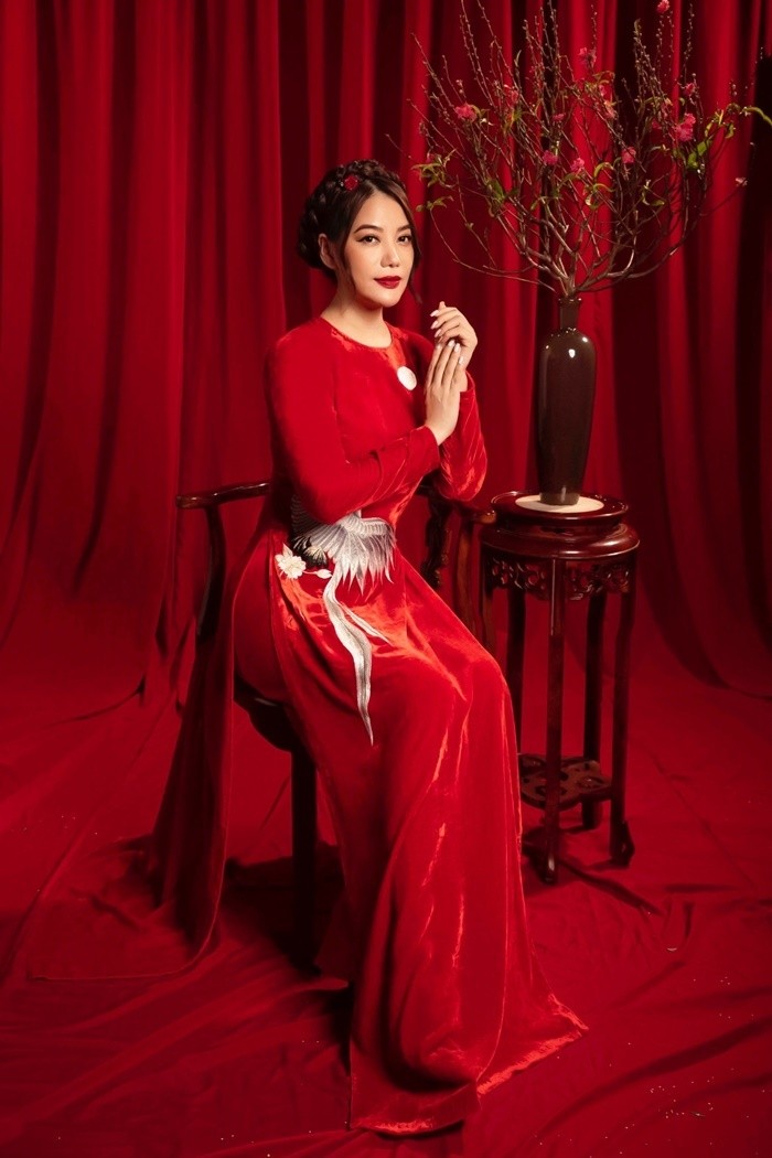 Ba thế hệ nhà Trương Ngọc Ánh mặc áo dài chụp ảnh Tết