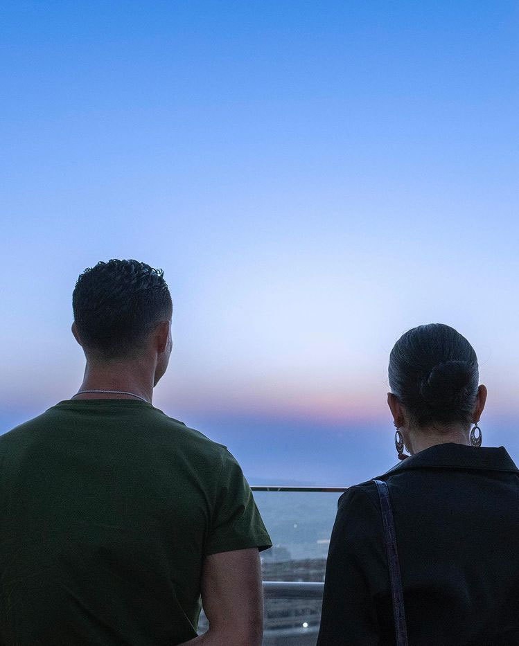 Ronaldo và Georgina Rodriguez gặp nhau năm 2016 trong cửa hàng quần áo ở Madrid nơi người đẹp làm nhân viên bán hàng. Sau hơn 5 năm gắn bó, CR7 và bạn gái trở thành cặp trai tài gái sắc nổi tiếng làng bóng đá và giải trí. Ronaldo và Georgina Rodriguez gặp nhau năm 2016 trong cửa hàng quần áo ở Madrid nơi người đẹp làm nhân viên bán hàng. Sau hơn 5 năm gắn bó, CR7 và bạn gái trở thành cặp trai tài gái sắc nổi tiếng làng bóng đá và giải trí.