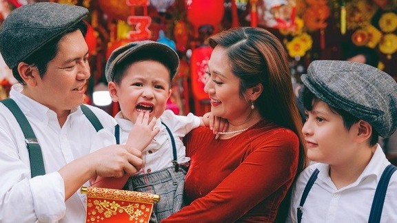 Gia đình nghệ sĩ Thanh Thúy - Đức Thịnh thảnh thơi dạo chơi, chụp ảnh Tết