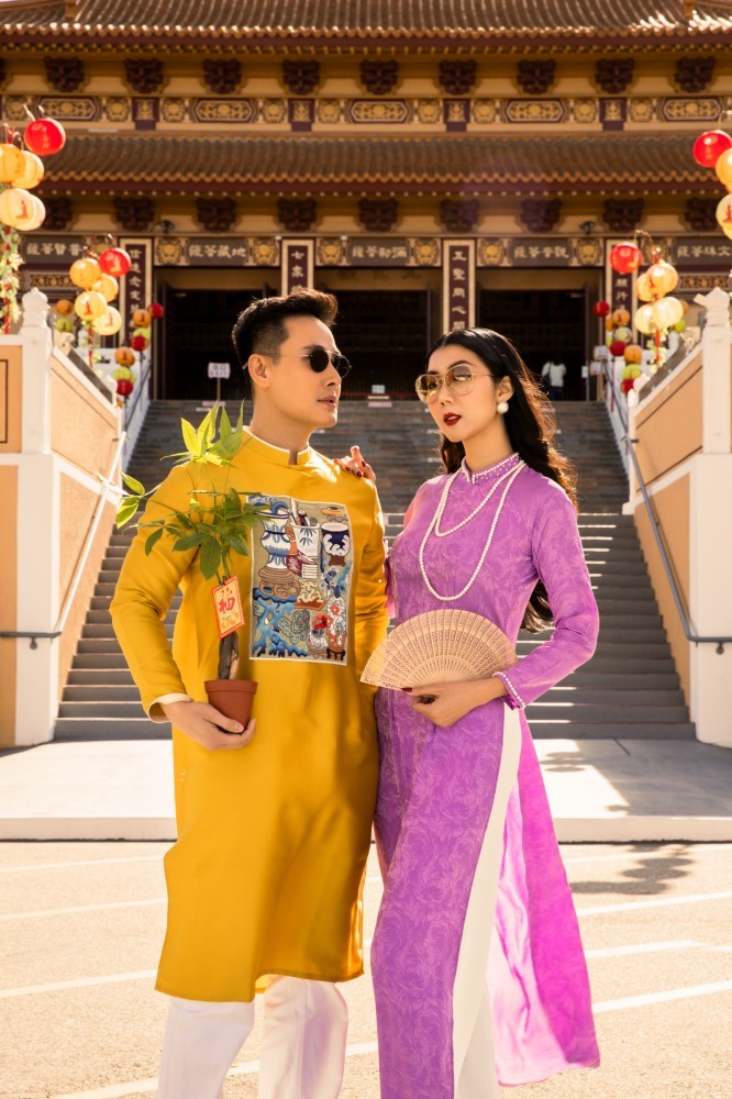 Tình bạn của cựu siêu mẫu Ngọc Quyên và Hùng Justyle đã được hơn 10 năm. Họ chơi thân từ lúc ở Việt Nam và luôn hỗ trợ nhau khi định cư Mỹ. Gần Tết, cả hai nảy ra ý tưởng cùng vãn cảnh chùa và thực hiện bộ ảnh kỷ niệm. Ngọc Quyên diện áo dài truyền thống, bạn cô chọn trang phục cách tân sắc vàng nổi bật.