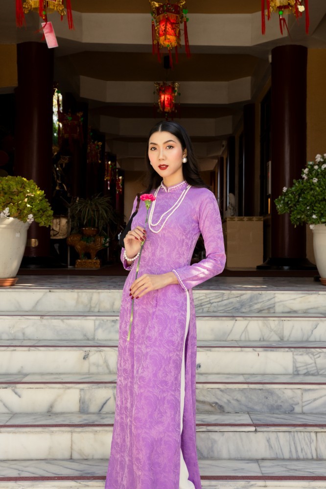 Day dứt nỗi nhớ quê những ngày Tết, cựu siêu mẫu Ngọc Quyên cùng bạn vãn cảnh chùa ở Mỹ