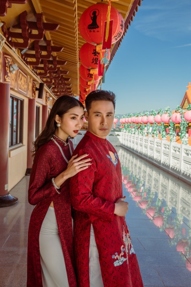 Day dứt nỗi nhớ quê những ngày Tết, cựu siêu mẫu Ngọc Quyên cùng bạn vãn cảnh chùa ở Mỹ