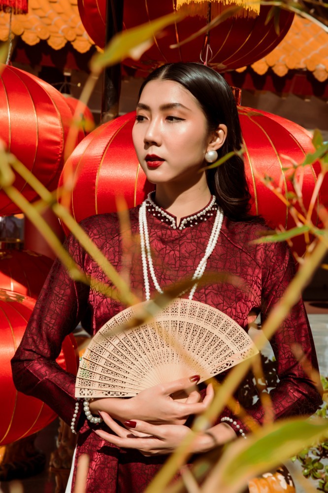 Day dứt nỗi nhớ quê những ngày Tết, cựu siêu mẫu Ngọc Quyên cùng bạn vãn cảnh chùa ở Mỹ