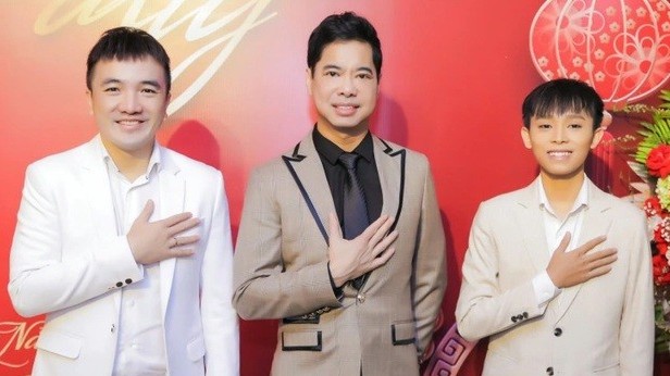 Sau liveshow ở Hà Nội, danh ca Ngọc Sơn và Hồ Văn Cường trở về quê ăn Tết