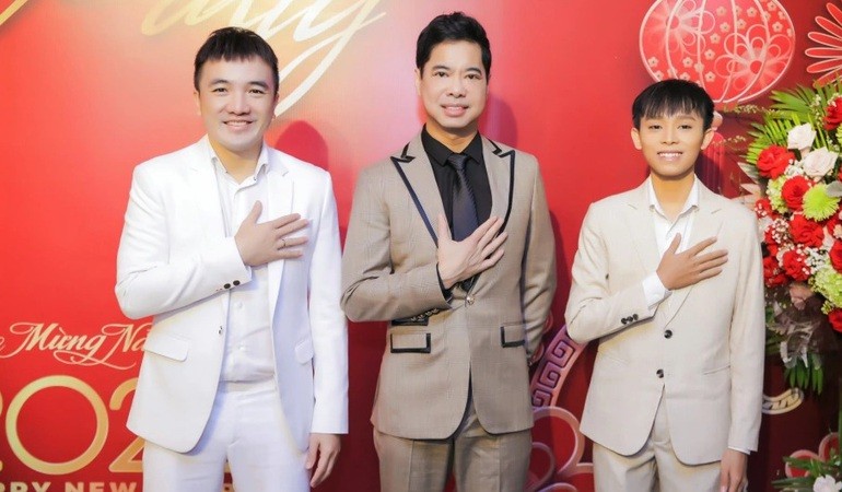 Cả ba nghệ sĩ (Ngọc Sơn, Dương Ngọc Thái, Hồ Văn Cường) mang đến liveshow những bản hit của riêng mình và nhiều ca khúc rộn ràng, đậm sắc Xuân. (Ảnh: NSCC)