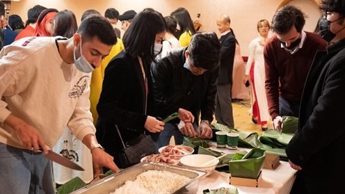 Hội sinh viên Việt Nam tại Paris tổ chức ngày gói bánh chưng