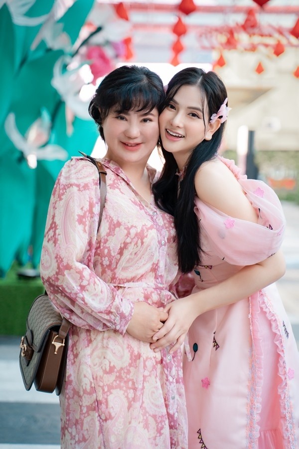 Nhâm Dần 2022: Gia đình ca sĩ Thu Thủy - Kin Nguyễn dạo chơi ngày giáp Tết