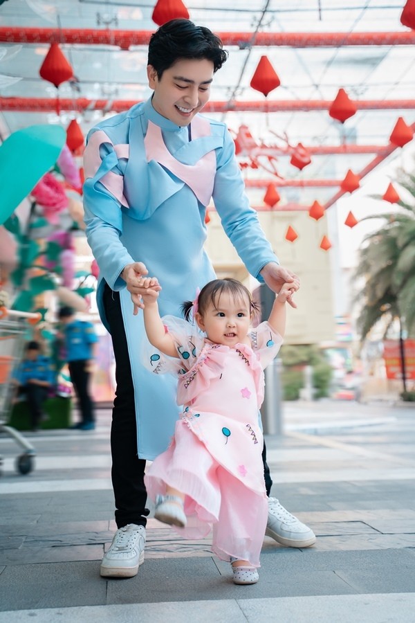 Nhâm Dần 2022: Gia đình ca sĩ Thu Thủy - Kin Nguyễn dạo chơi ngày giáp Tết