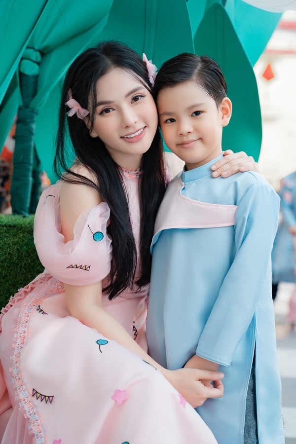 Nhâm Dần 2022: Gia đình ca sĩ Thu Thủy - Kin Nguyễn dạo chơi ngày giáp Tết