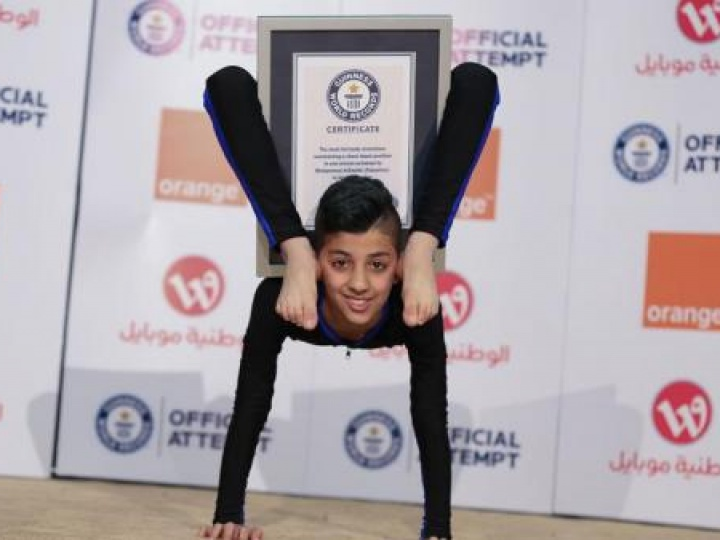 Cậu bé "người nhện" lập kỷ lục uốn dẻo khi mới 13 tuổi