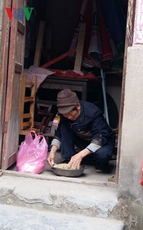 trung quoc cuoc song co don cua nguoi gia o cac ngoi lang