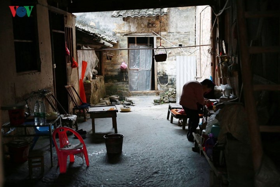 trung quoc cuoc song co don cua nguoi gia o cac ngoi lang