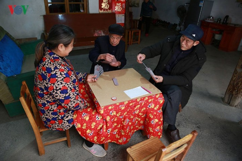 trung quoc cuoc song co don cua nguoi gia o cac ngoi lang