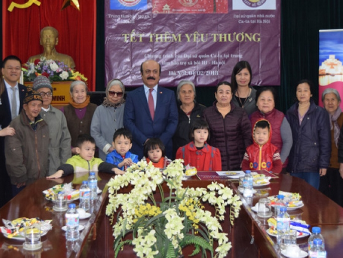 Đại sứ Qatar tặng quà Tết cho người già cô đơn và trẻ mồ côi