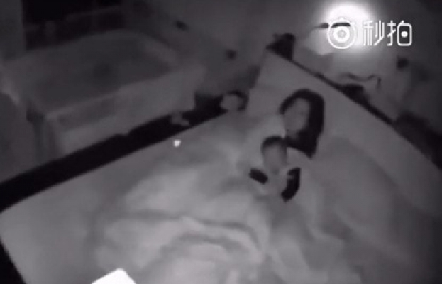 Khoảnh khắc chồng lấy thân che cho vợ con trong động đất