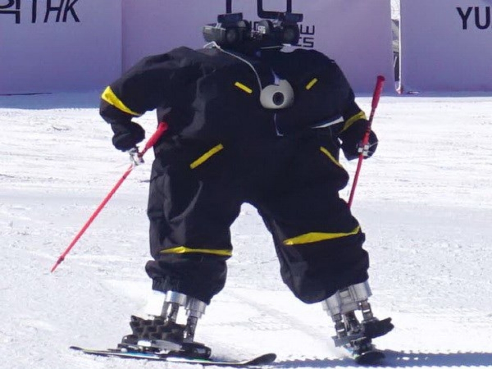 doc dao cuoc thi robot truot tuyet dau tien tren the gioi