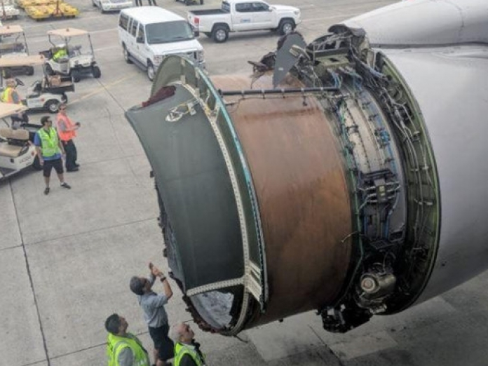 Động cơ vỡ giữa trời, máy bay United Airlines hạ cánh khẩn