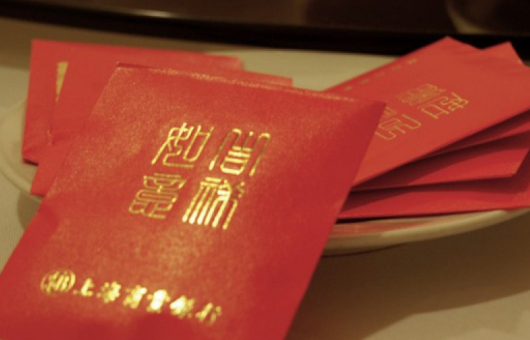 Trung Quốc: Con gái kiện cha mẹ ra tòa đòi tiền lì xì Tết