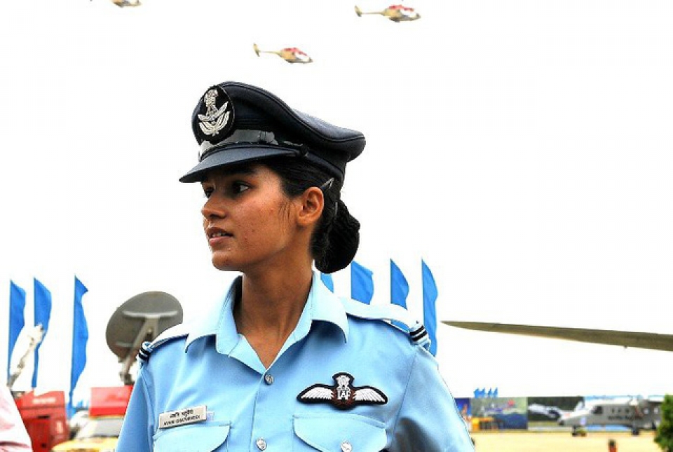 nu phi cong lai may bay chien dau dau tien cua an do