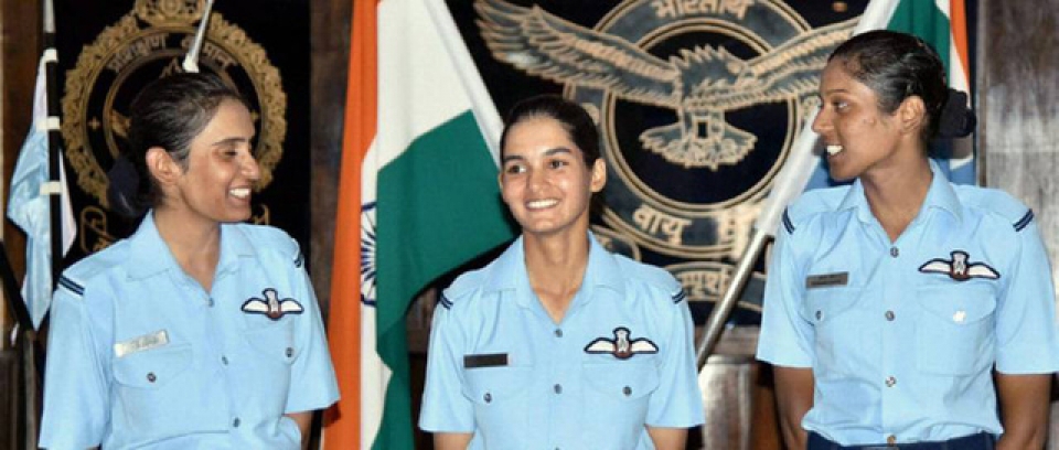 nu phi cong lai may bay chien dau dau tien cua an do