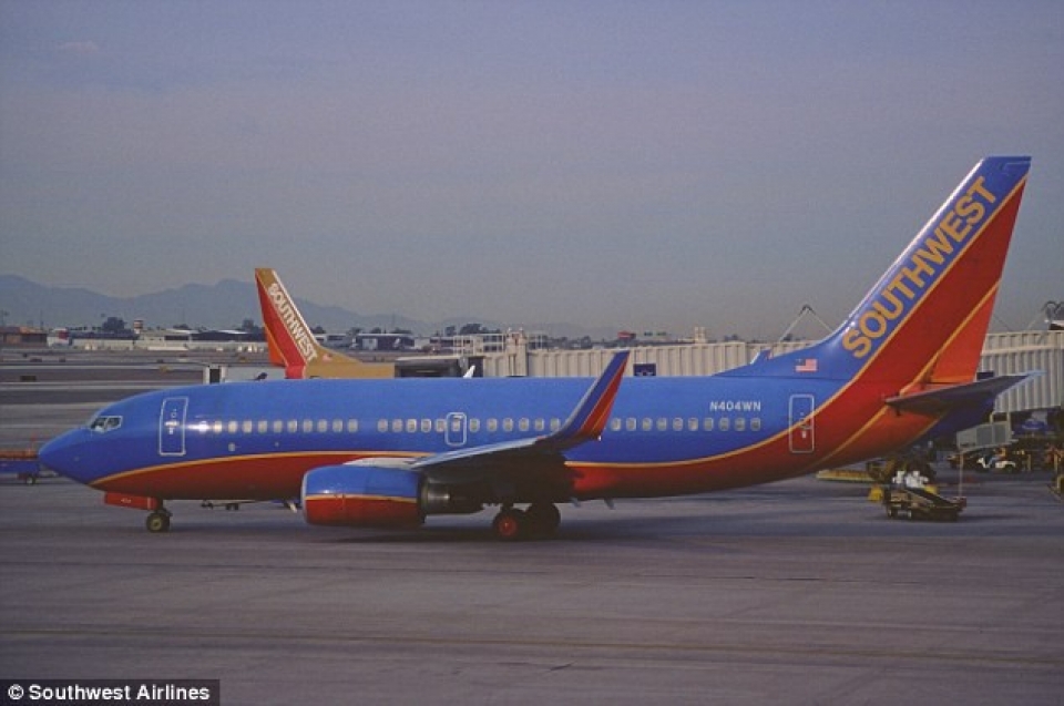 Mỹ: Máy bay quay đầu vì động cơ tóe lửa trên không my may bay quay dau vi dong co toe lua tren khong