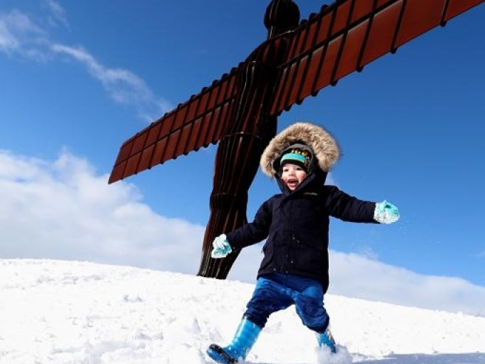 Châu Âu chìm trong giá rét và bão tuyết bất thường