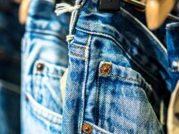 Hãng Levi Strauss sử dụng robot thay thế toàn bộ công nhân mài quần bò