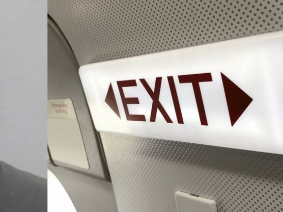 Mở cửa thoát hiểm để ra ngoài vì... tưởng lên nhầm chuyến bay