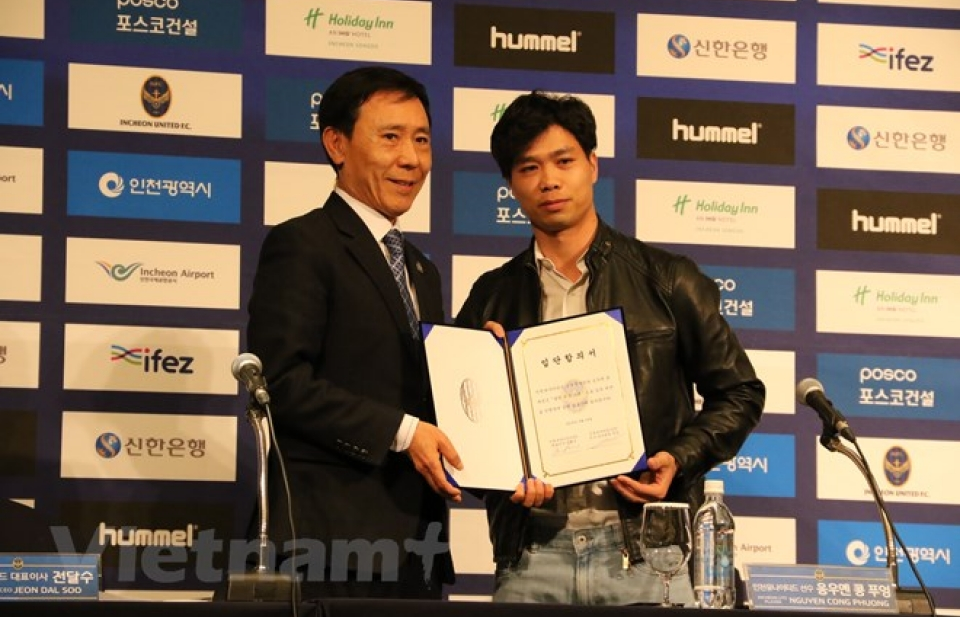 Công Phượng ra mắt cổ động viên Incheon United đúng ngày Lễ tình nhân