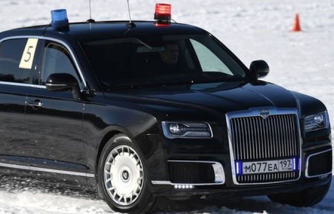 Cận vệ của Tổng thống Putin trổ tài đua siêu xe bọc thép trên tuyết