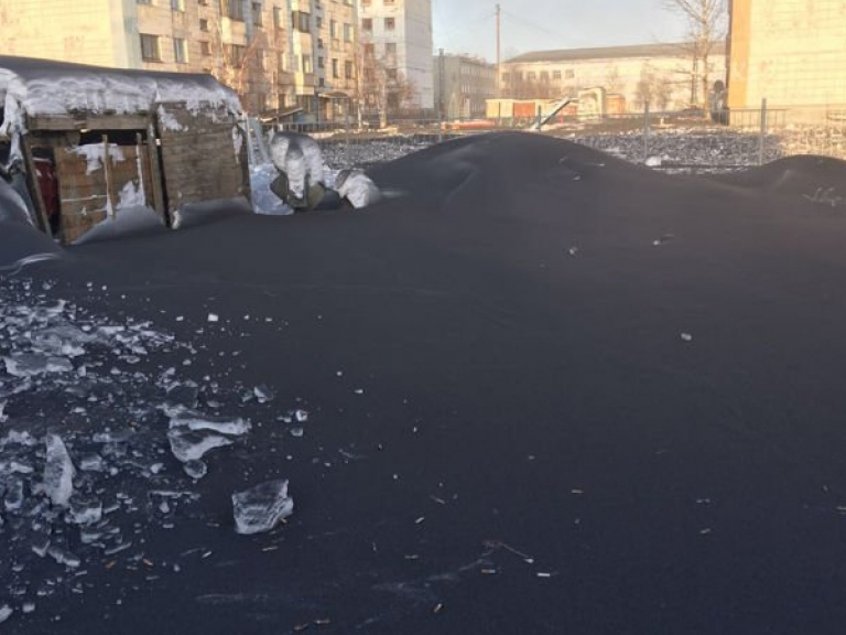 Nga: Kinh ngạc với màu tuyết “đen như gỗ mun”