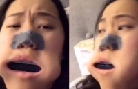 Quay clip 'câu' người xem, cô bé kẹt kèn harmonica trong miệng