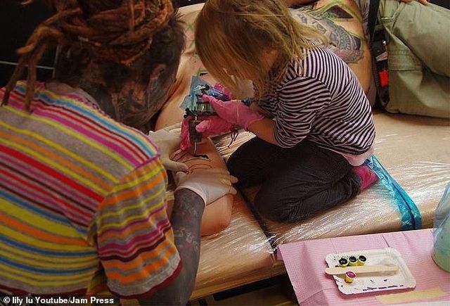 tho xam hinh nho tuoi nhat the gioi hoc viec tu tuoi tap di